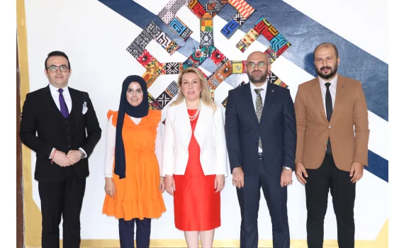 La visite de Madame l'ambassadeur dans nos écoles a été un évènement spécial et excitant pour nous et nos élèves.