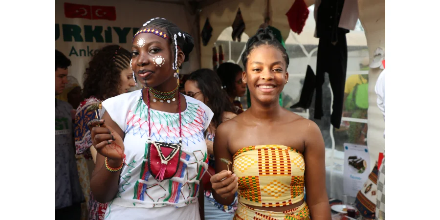 La troisième édition du Festival Culturel Maarif 🎊🎉, axée sur le thème “le vivre ensemble pour la paix dans le monde”, a été célébrée en couleurs dans nos écoles. La diversité des 32 nationalités présentes dans nos écoles a été mise en avant, permettant a