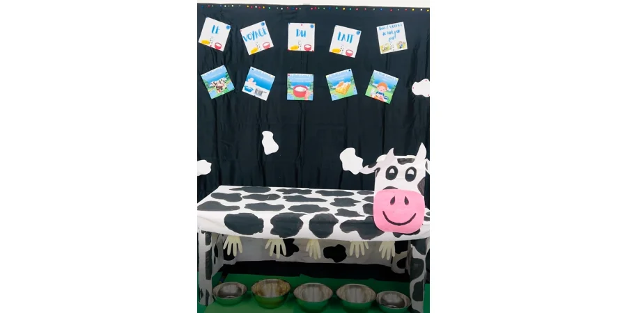 « Le Voyage du Lait »  🥛🐄  Aujourd'hui, nos enfants de la maternelle ont appris comment le lait quitte la ferme jusqu'à nos tables. Nous avons trait nos vaches, bu du lait, appris à faire du yaourt et goûté le yaourt. 🥳  C'est un grand bonheur pour nous d