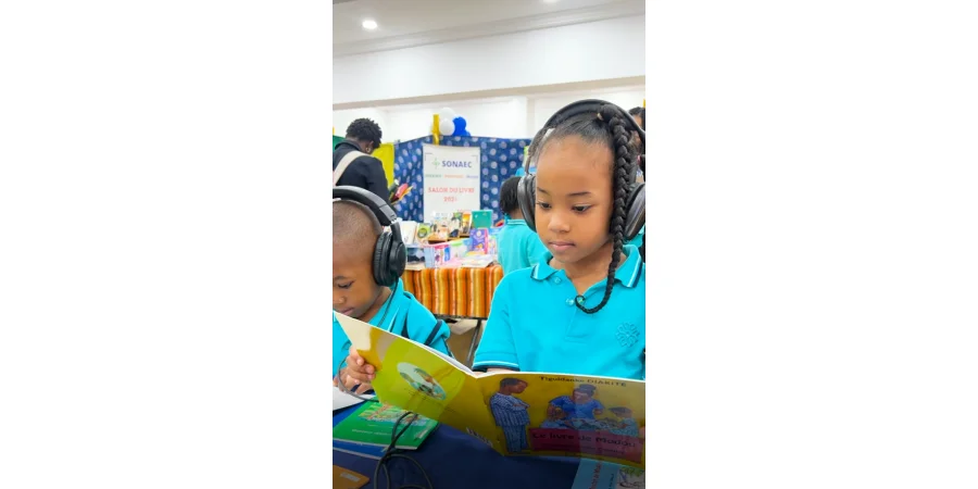 Au Salon du livre 📚, les élèves de maternelle 👧🏻👦🏾 explorent le monde fascinant des livres avec des histoires 🧚‍♀️captivantes et des illustrations colorées, stimulant ainsi leur imagination 💭 dès le plus jeune âge.  #Maariftogo #maarif #education #Lome #t