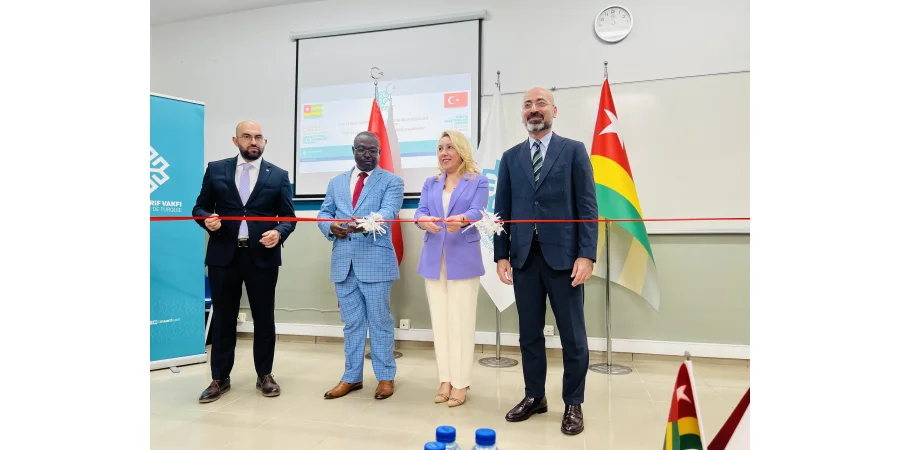 Madame l’Ambassadeur de la République de 🇹🇷Türkiye au Togo SEMme Muteber Kılıç, Le Vice-président de l’Université de Lomé Prof. Komlan BATAWILA🏫,  le membre du conseil d’administration de la Fondation Maarif de Türkiye M. Mahmut M. Özdil et le Représentan