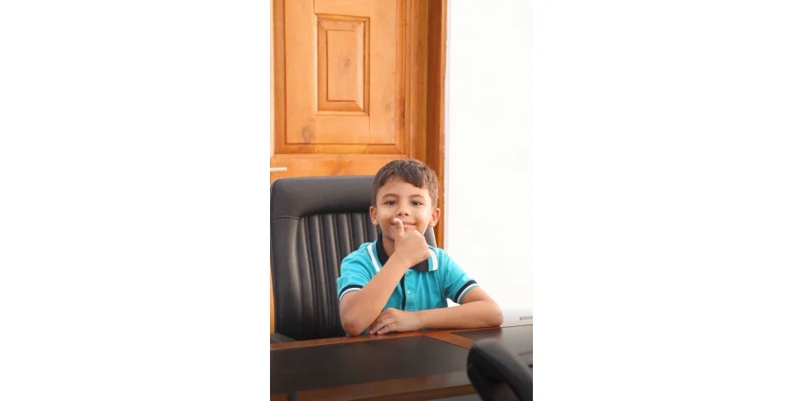 Lors d'une visite d'entreprise 🏭, nos élèves 👦🏾👧🏻👱🏾‍♂️ ont découvert la chaîne de télévision 📡. Ils y ont exploré les métiers liés à l’audiovisuel 🎥, ainsi que les plateaux de tournage 🎬 et la régie. Cette sortie leur a permis de développer une meilleure 