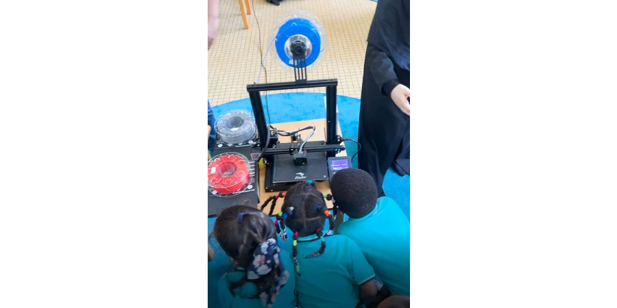 👩‍🔧👨‍🔬 Nous avons allié la participation des familles et la technologie au sein de notre école maternelle ! Les parents ont présenté le métier d’ingénieur, ouvrant ainsi à nos enfants les portes d’un univers de science et d’innovation. 🛠️💡 Ils ont égaleme