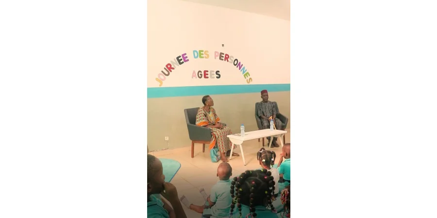 Aujourd'hui, les élèves de la maternelle ont célébré la Journée Internationale des Personnes Âgées 👵👴, un moment pour honorer leur sagesse ✨ et leur expérience. À travers les histoires partagées et les sourires 😊 échangés, leur affection et leurs enseigne