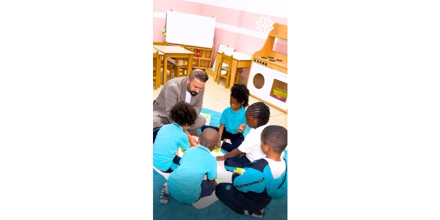 🎁 De petits cadeaux faits avec amour ont créé de grands sourires 🌸📚 Nos petits ont partagé des instants de bonheur avec nos directeurs ✨💖  #Maariftogo #maarif #education #enseignement #Lome #togo