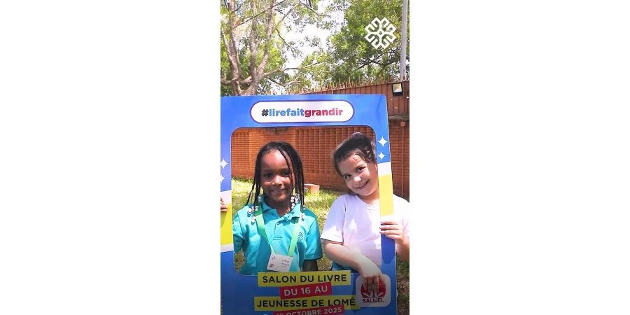 Ils sont tout petits, mais ils aiment déjà lire ! 📖✨   Au salon du livre, ils ont pris plaisir à écouter des contes 🎉📚💬 #Maariftogo #maarif #education #enseignement #Lome #togo