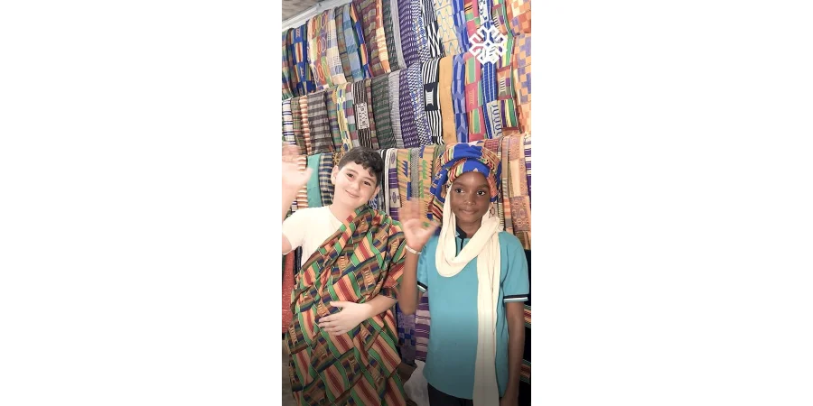 🌟 À la découverte du Village Artisanal de Lomé 🌟 Nos élèves ont exploré le tissage, la sculpture, le batik et la peinture. 👩🏽‍🎨 Ils ont tissé, découvert les secrets des motifs traditionnels et compris le sens des couleurs et des formes. 🎨  #Maariftogo #ma