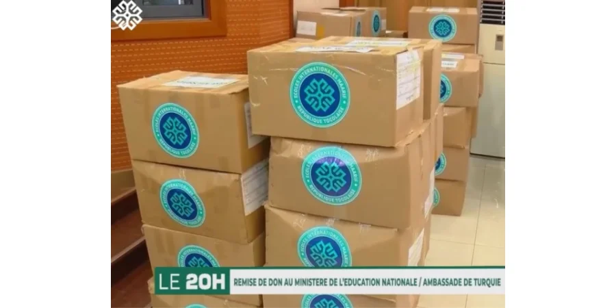 La Fondation Maarif de Türkiye au Togo a procédé à la remise d’un don de 3420 tenues scolaires au profit de 16 établissements scolaires, sélectionnés dans les différentes régions éducatives du Togo, en collaboration avec le Ministère de l’Éducation nation