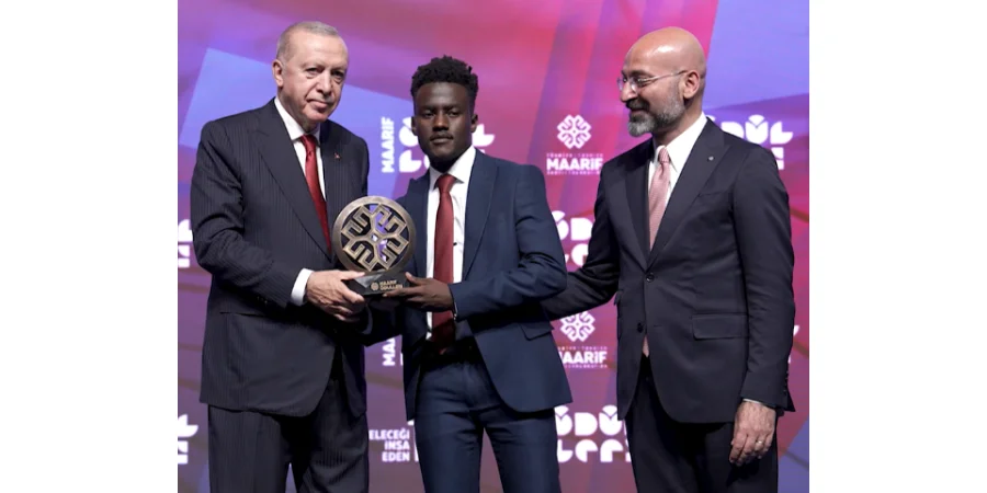 🌍🏆 À l'occasion de la célébration des 10 ans de Maarif, le Président de la République de Türkiye, SEM Recep Tayyip Erdoğan, honoré des apprenants et des enseignants des Écoles Maarif du monde entier en leur décernant les Prix Maarif, en reconnaissance de 