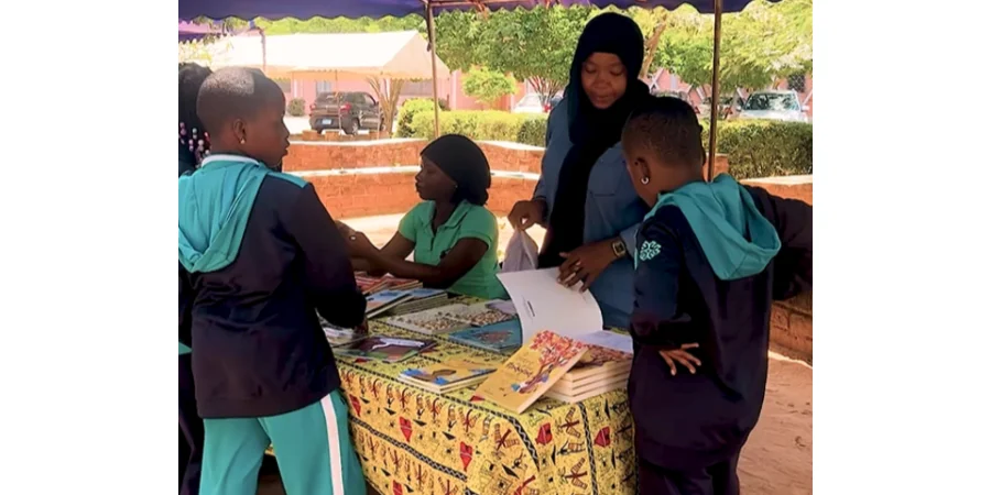 📚✨ À l’occasion du Salon du Livre de Lomé, nos apprenants sont partis à la rencontre de quelques auteurs de romans pour échanger, poser leurs questions et nourrir leur amour de la lecture. Une belle expérience de découverte et de partage ! 💙📖 #Maariftogo 